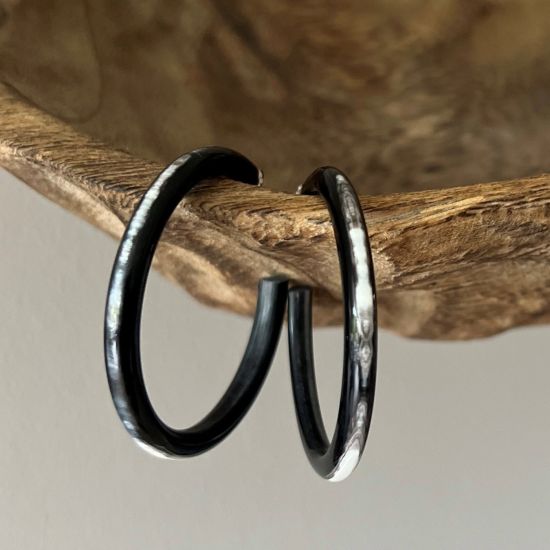 Handgemaakte, glanzende buffelhoorn creolen 4-5cm. Ronde finish. Titanium stekertjes.