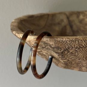 Handgemaakte, glanzende buffelhoorn creolen 4-5cm. Ronde finish. Titanium stekertjes.