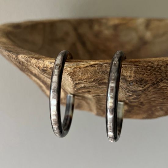 Handgemaakte, glanzende buffelhoorn creolen 4-5cm. Ronde finish. Titanium stekertjes.