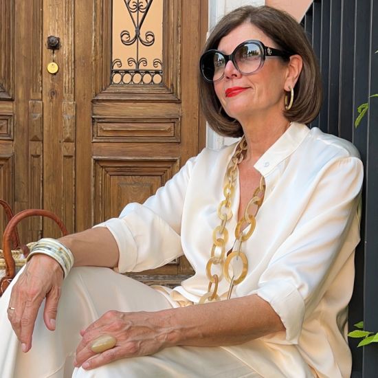 Handgemaakte, glanzende buffelhoorn creolen 4-5cm. Ronde finish. Titanium stekertjes.