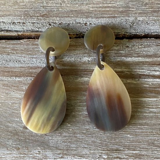 Handgemaakte druppelvormige buffelhoorn oorbellen. Totale lengte 6cm, incl stud. Mixed tintjes, mat.