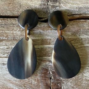 Handgemaakte druppelvormige buffelhoorn oorbellen. Totale lengte 6cm, incl stud. Mixed tintjes, mat.