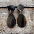 Handgemaakte druppelvormige buffelhoorn oorbellen. Totale lengte 6cm, incl stud. Mixed tintjes, mat.