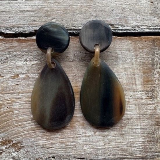 Handgemaakte druppelvormige buffelhoorn oorbellen. Totale lengte 6cm, incl stud. Mixed tintjes, mat.