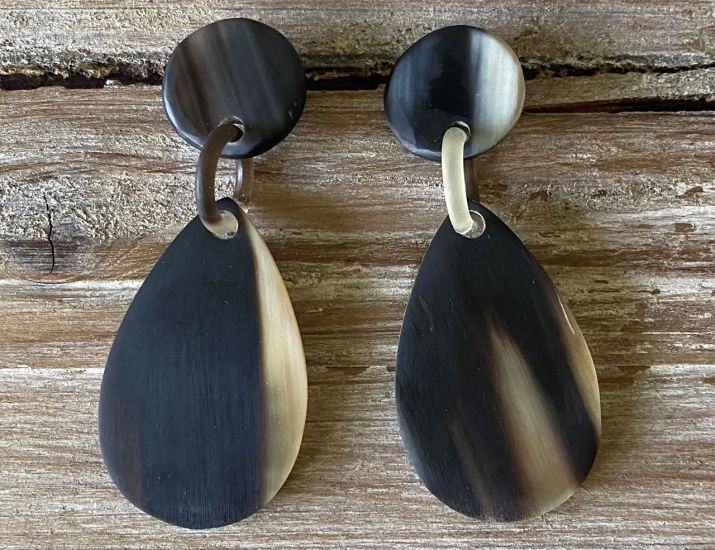 Handgemaakte druppelvormige buffelhoorn oorbellen. Totale lengte 6cm, incl stud. Mixed tintjes, mat.