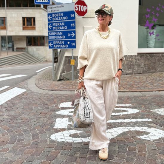 Mooie handgemaakte buffelhoorn schakelketting. Blonde tintjes, glans finish. Lichtgewicht +/- 60cm.