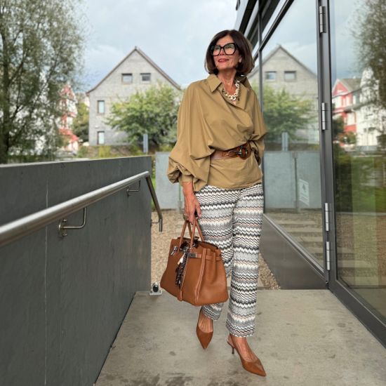 Mooie handgemaakte buffelhoorn schakelketting. Blonde tintjes, glans finish. Lichtgewicht +/- 60cm.