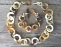Mooie handgemaakte buffelhoorn schakelketting. Blonde tintjes, glans finish. Lichtgewicht +/- 60cm.