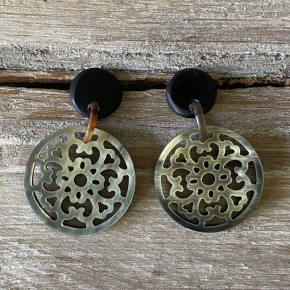 Buffelhoorn filigrain oorbellen. Totale lengte 4.5 cm. Matte finish in diverse tintjes.