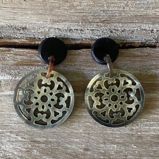 Buffelhoorn filigrain oorbellen. Totale lengte 4.5 cm. Matte finish in diverse tintjes.