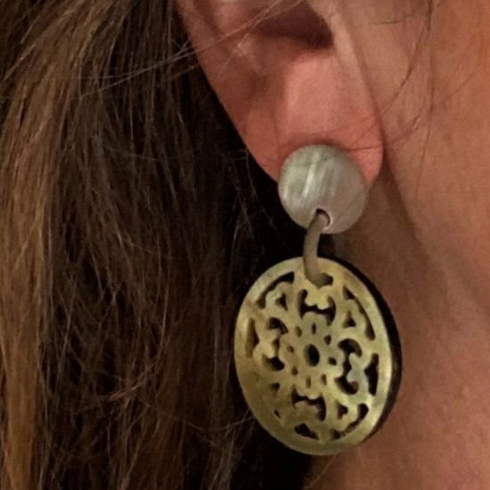 Buffelhoorn filigrain oorbellen. Totale lengte 4.5 cm. Matte finish in diverse tintjes.