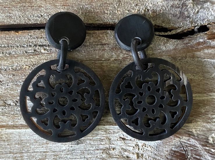 Buffelhoorn filigrain oorbellen. Totale lengte 4.5 cm. Matte finish in diverse tintjes.