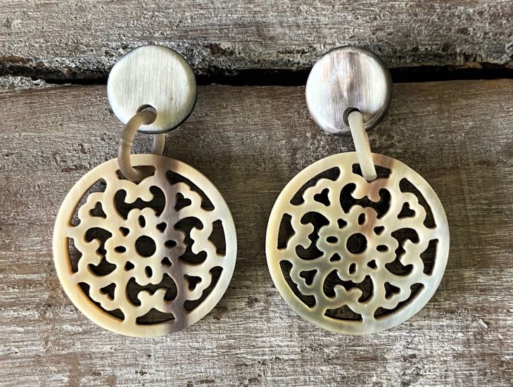 Buffelhoorn filigrain oorbellen. Totale lengte 4.5 cm. Matte finish in diverse tintjes.