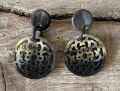 Buffelhoorn filigrain oorbellen. Totale lengte 4.5 cm. Matte finish in diverse tintjes.