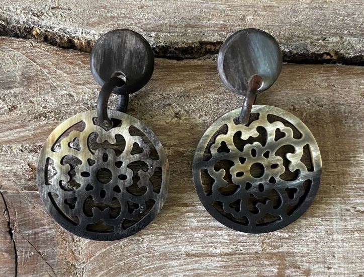 Buffelhoorn filigrain oorbellen. Totale lengte 4.5 cm. Matte finish in diverse tintjes.