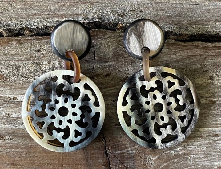 Buffelhoorn filigrain oorbellen. Totale lengte 4.5 cm. Matte finish in diverse tintjes.