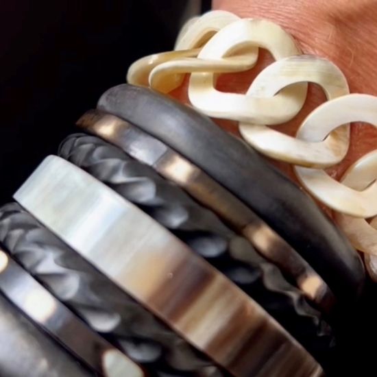 Prachtige facet geslepen armband buffelhoorn. Matte afwerking. Licht in gewicht.