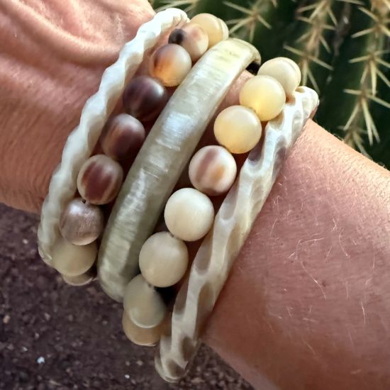 Prachtige facet geslepen armband buffelhoorn. Matte afwerking. Licht in gewicht.