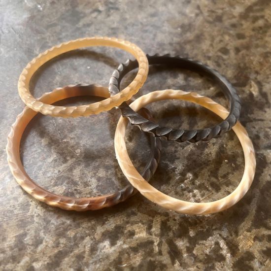 Prachtige facet geslepen armband buffelhoorn. Matte afwerking. Licht in gewicht.