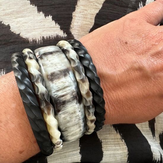 Prachtige facet geslepen armband buffelhoorn. Matte afwerking. Licht in gewicht.