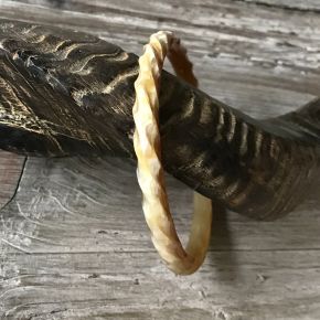 Prachtige facet geslepen armband buffelhoorn. Matte afwerking. Licht in gewicht.
