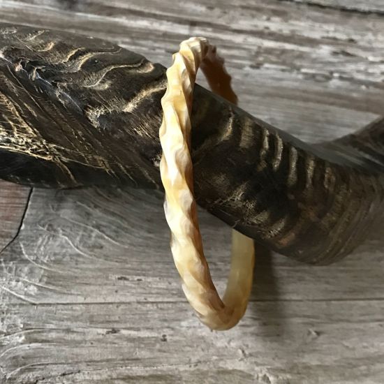 Prachtige facet geslepen armband buffelhoorn. Matte afwerking. Licht in gewicht.