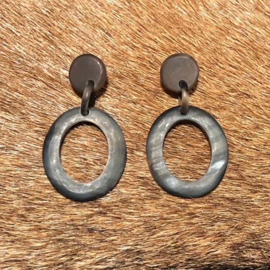 Handgemaakte buffelhoorn oorbelletjes 5.3 x 2.9cm. Gevarieerde tinten. Matte finish. Lichtgewicht.