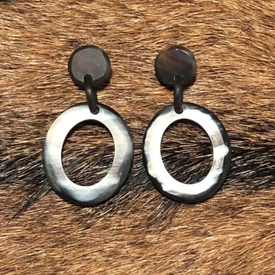 Handgemaakte buffelhoorn oorbelletjes 5.3 x 2.9cm. Gevarieerde tinten. Matte finish. Lichtgewicht.