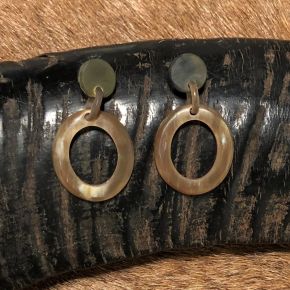 Handgemaakte buffelhoorn oorbelletjes 5.3 x 2.9cm. Gevarieerde tinten. Matte finish. Lichtgewicht.