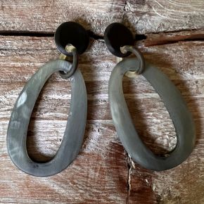 Stoere oorbellen buffelhoorn. Gevarieerde tintjes, mat. Lichtgewicht. Totale lengte 6.2cm.