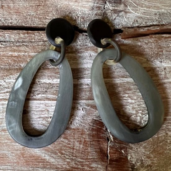 Stoere oorbellen buffelhoorn. Gevarieerde tintjes, mat. Lichtgewicht. Totale lengte 6.2cm.