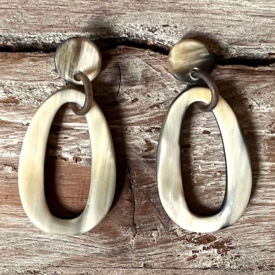 Stoere oorbellen buffelhoorn. Gevarieerde tintjes, mat. Lichtgewicht. Totale lengte 6.2cm.