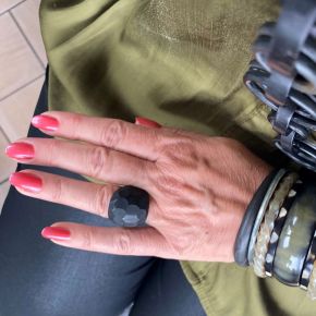 Volledig matzwarte buffelhoorn ring, facetgeslepen.