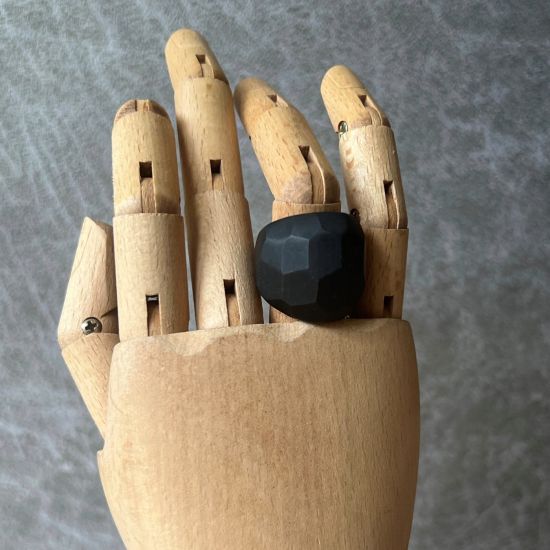 Volledig matzwarte buffelhoorn ring, facetgeslepen.