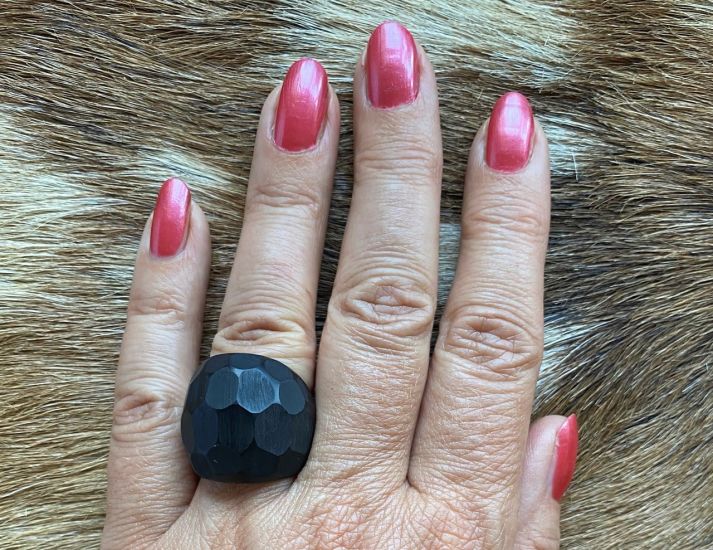 Volledig matzwarte buffelhoorn ring, facetgeslepen.