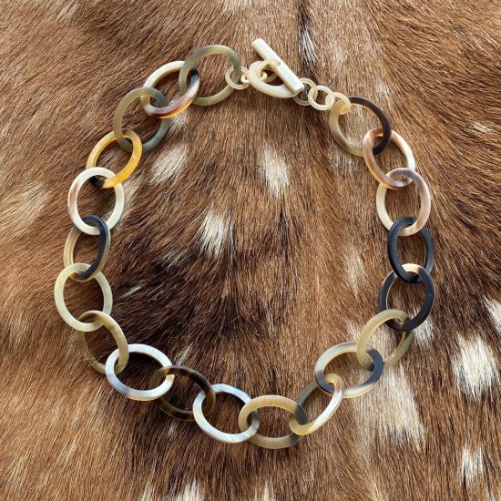 Handgemaakt buffelhoorn collier, kort 60 cm in lichte, blonde tintjes. Matte finish.