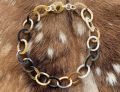 Handgemaakt buffelhoorn collier, kort 60 cm in lichte, blonde tintjes. Matte finish.