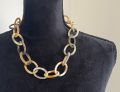 Handgemaakt buffelhoorn collier, kort 60 cm in lichte, blonde tintjes. Matte finish.