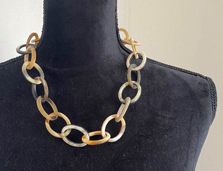 Handgemaakt buffelhoorn collier, kort 60 cm in lichte, blonde tintjes. Matte finish.
