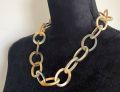 Handgemaakt buffelhoorn collier, kort 60 cm in lichte, blonde tintjes. Matte finish.