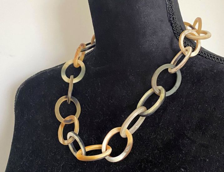 Handgemaakt buffelhoorn collier, kort 60 cm in lichte, blonde tintjes. Matte finish.