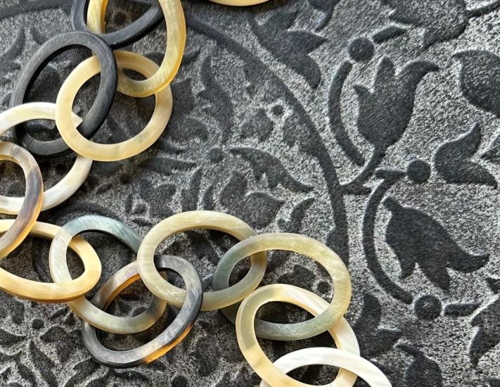 Handgemaakt buffelhoorn collier, kort 60 cm in lichte, blonde tintjes. Matte finish.