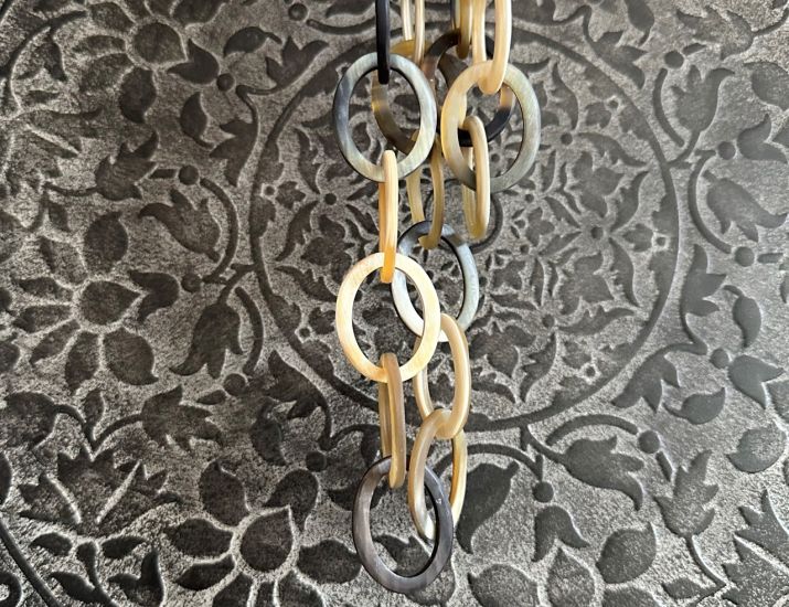 Handgemaakt buffelhoorn collier, kort 60 cm in lichte, blonde tintjes. Matte finish.