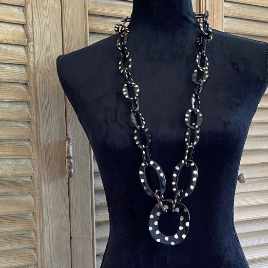 Handgemaakte zwarte buffelhoorn ketting met polkadotjes. Glans finish, 101 cm.