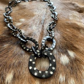 Handgemaakte zwarte buffelhoorn ketting met polkadotjes. Glans finish, 101 cm.