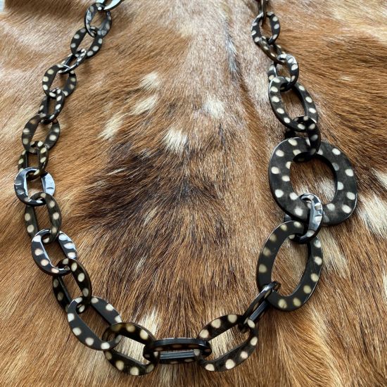 Handgemaakte zwarte buffelhoorn ketting met polkadotjes. Glans finish, 101 cm.