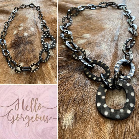 Handgemaakte zwarte buffelhoorn ketting met polkadotjes. Glans finish, 101 cm.