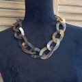 Handgemaakt buffelhoorn collier, bruintinten. Matte finish. Schakels hebben een twist. 65cm.