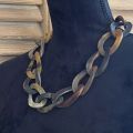 Handgemaakt buffelhoorn collier, bruintinten. Matte finish. Schakels hebben een twist. 65cm.