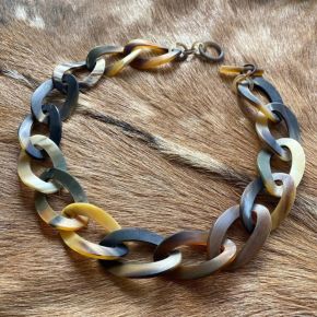 Handgemaakt buffelhoorn collier, bruintinten. Matte finish. Schakels hebben een twist. 65cm.